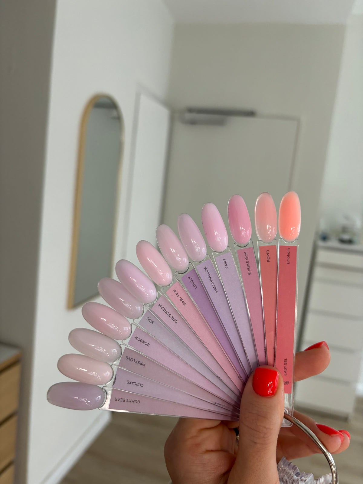 Alisa Nails Shop hat für euch eine sehr große Auswahl an Farben erstellt, sodass jede Frau etwas nach ihrem Geschmack finden kann.