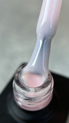 Der UV Base Coat von Alisa Nails ist die perfekte Grundlage für eine langanhaltende und makellose Maniküre. Er sorgt für optimale Haftung des UV-Gels oder UV-Lacks und verhindert das Absplittern. Der Base Coat lässt sich einfach auftragen, ist selbstglättend und härtet unter UV- oder LED-Licht aus. Geeignet für alle Nageltypen, schützt er den Naturnagel vor Verfärbungen und sorgt für ein glattes Finish, das die Haltbarkeit der Maniküre deutlich verlängert.