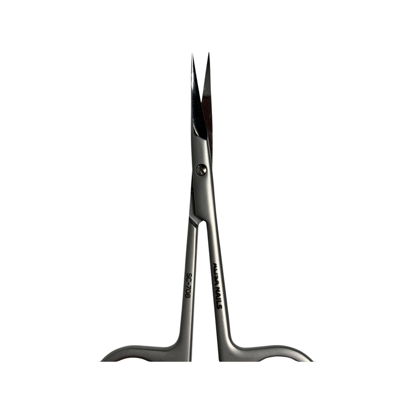 Die Nagelhautschere von Alisa Nails überzeugt durch präzise, handgeschliffene Klingen, die ein exaktes Schneiden der Nagelhaut ermöglichen. Ihr ergonomisches Design sorgt für einen komfortablen Griff und maximale Kontrolle bei der Arbeit. Gefertigt aus rostfreiem Edelstahl ist sie langlebig, hygienisch und leicht zu reinigen. Ein unverzichtbares Werkzeug für professionelle und perfekte Ergebnisse in deinem Nagelstudio!