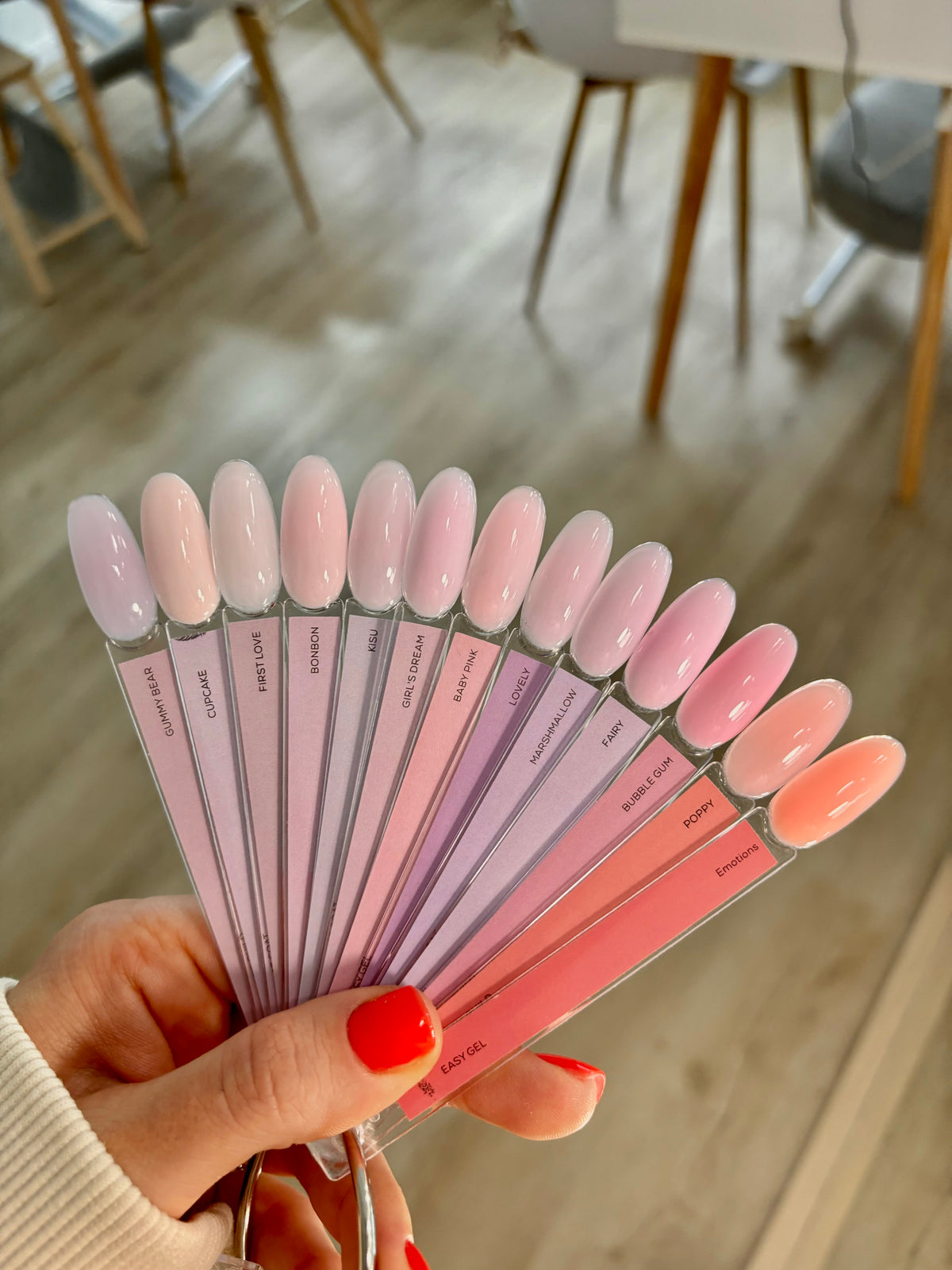 Alisa nails UV-Nagellack dient zur Verschönerung und Verstärkung der Nägel durch eine langlebige und widerstandsfähige Farbschicht