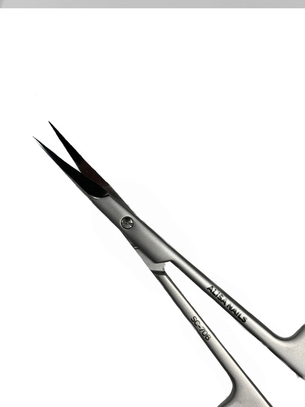 Nagelhautschere von Alisa Nails überzeugt durch präzise, handgeschliffene Klingen, die ein exaktes Schneiden der Nagelhaut ermöglichen. Ihr ergonomisches Design sorgt für einen komfortablen Griff und maximale Kontrolle bei der Arbeit. Gefertigt aus rostfreiem Edelstahl ist sie langlebig, hygienisch und leicht zu reinigen. Ein unverzichtbares Werkzeug für professionelle und perfekte Ergebnisse in deinem Nagelstudio!