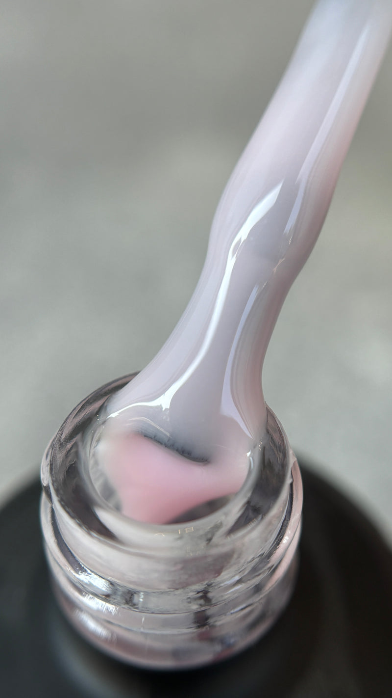 Die UV-Maniküre von Alisa Nails mit eigenem UV Base und Top Coat bietet langanhaltende, splitterfeste Nägel. Unsere hochwertigen Produkte sorgen für intensiven Glanz und schützen den Naturnagel. Einfach unter UV- oder LED-Licht anzuwenden, für ein professionelles Ergebnis wie im Salon – perfekt für Kunden in Berlin, die makellose Nägel zu Hause möchten.